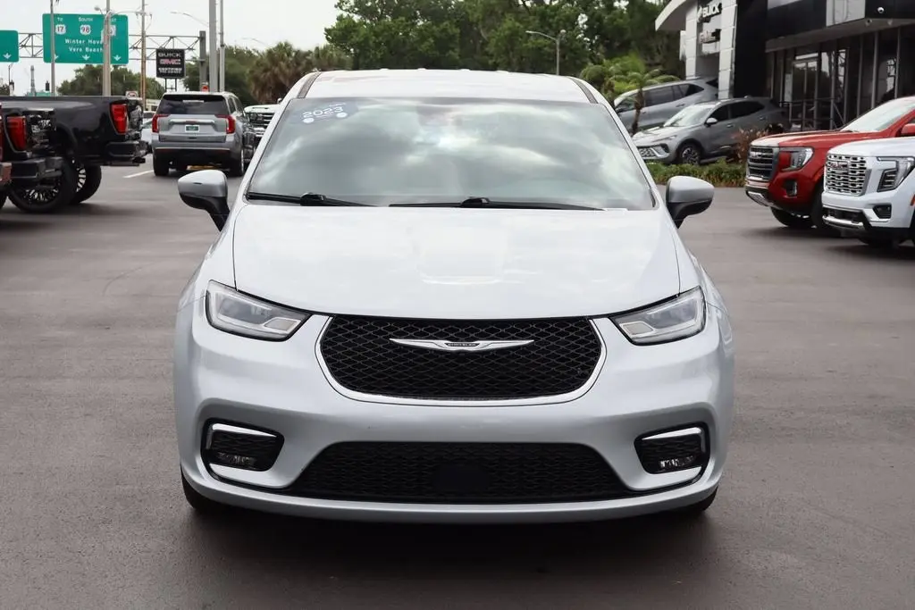2023 Chrysler Pacifica Touring photo 4