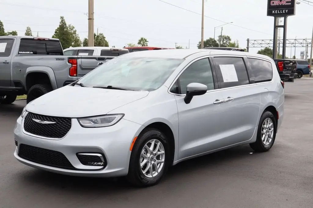 2023 Chrysler Pacifica Touring photo 5