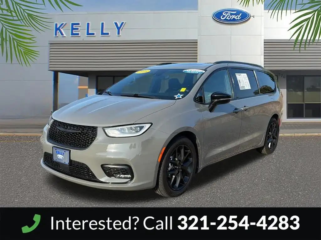 2025 Chrysler Pacifica Limited's photo