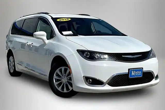 2018 Chrysler Pacifica Touring L's photo