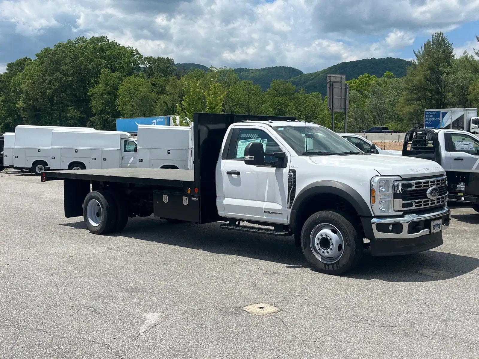 2025 Ford F-600 XL Regular Cab DRW 205 in's photo