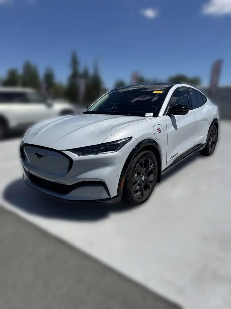 2022 Ford Mustang-Mach-e Premium photo 4