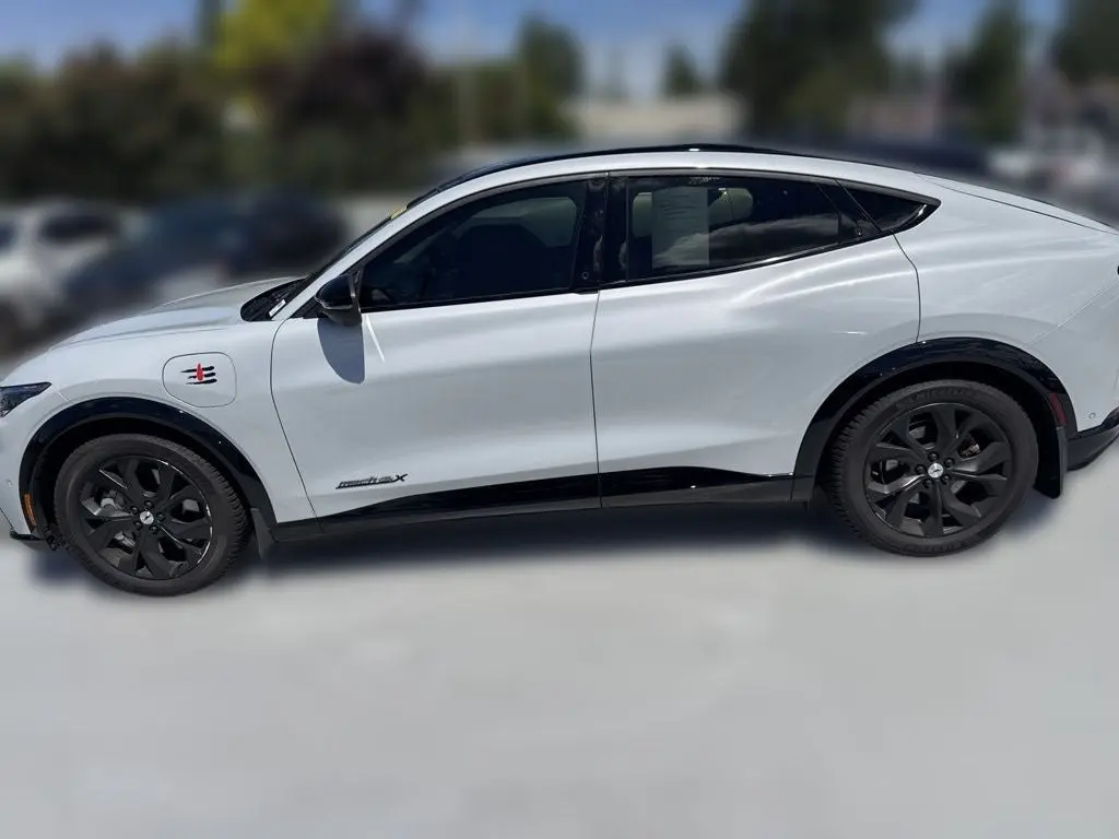 2022 Ford Mustang-Mach-e Premium photo 5