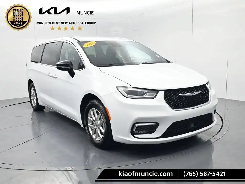 2025 Chrysler Pacifica Select's photo