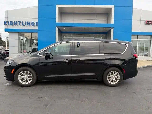 2026 Chrysler Pacifica Select photo 3