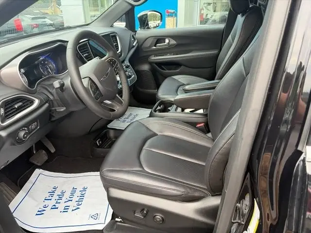 2026 Chrysler Pacifica Select photo 4