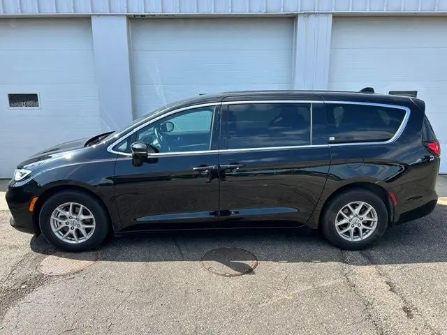 2025 Chrysler Pacifica Select photo 3