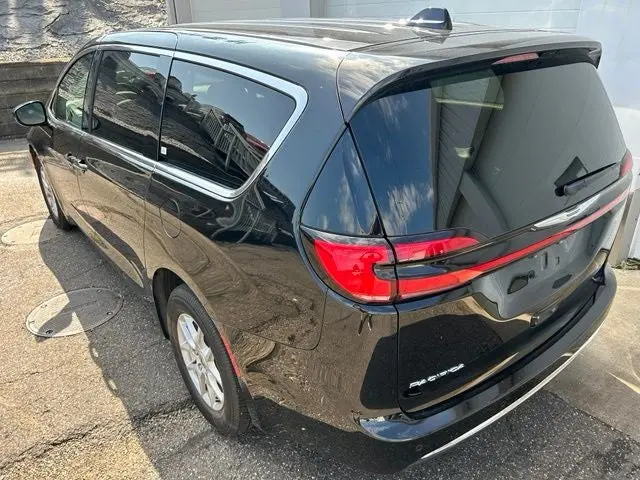 2025 Chrysler Pacifica Select photo 4