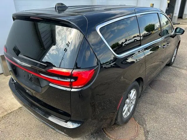 2025 Chrysler Pacifica Select photo 5