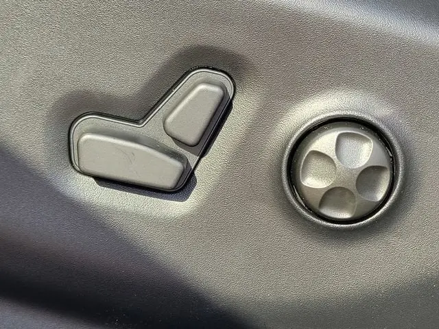 2027 Chrysler Pacifica Select photo 4