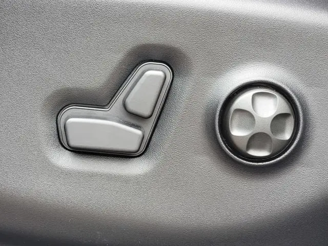 2027 Chrysler Pacifica Select photo 4