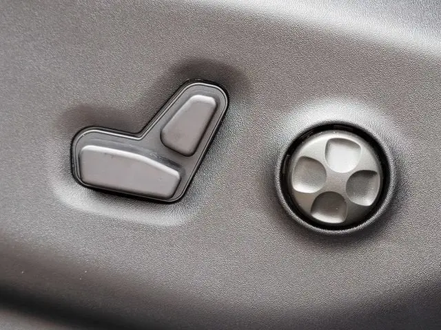 2027 Chrysler Pacifica Select AWD photo 4
