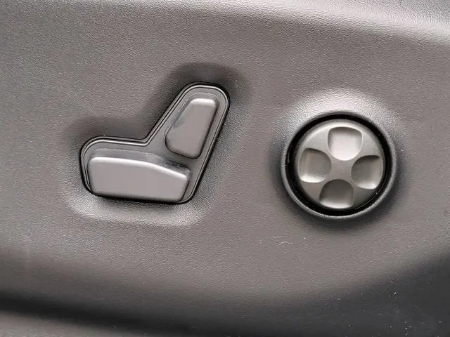 2027 Chrysler Pacifica Select AWD photo 4