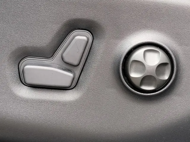 2027 Chrysler Pacifica Select AWD photo 4
