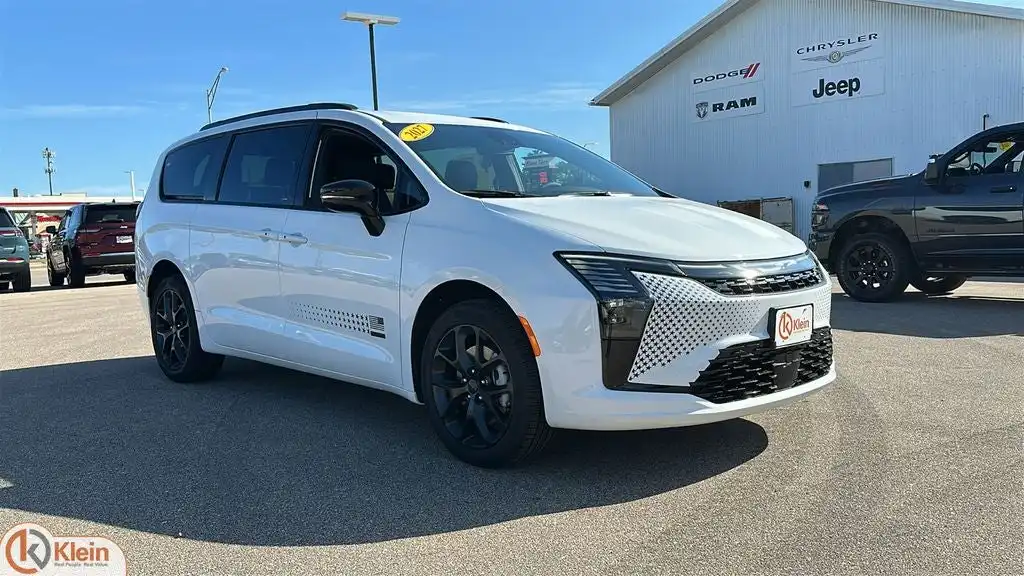 2027 Chrysler Pacifica Select AWD's photo