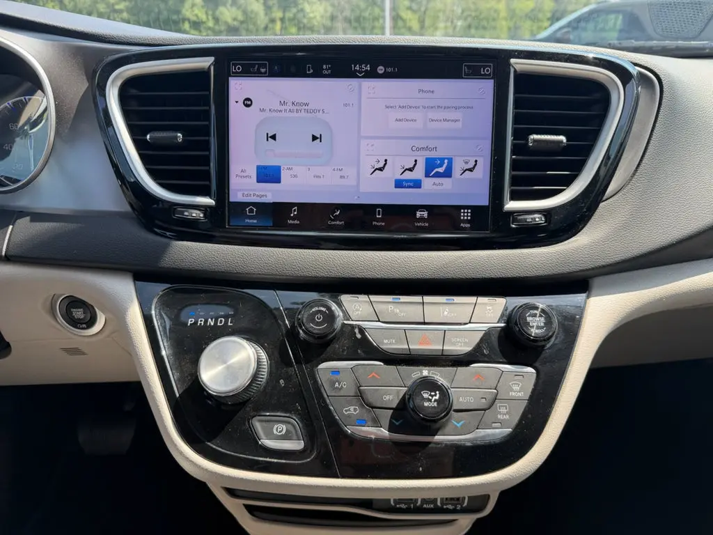 2023 Chrysler Pacifica Touring L photo 3