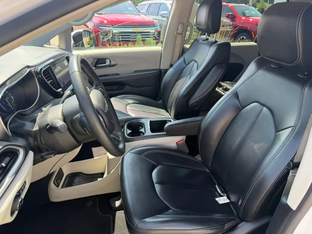 2023 Chrysler Pacifica Touring L photo 5