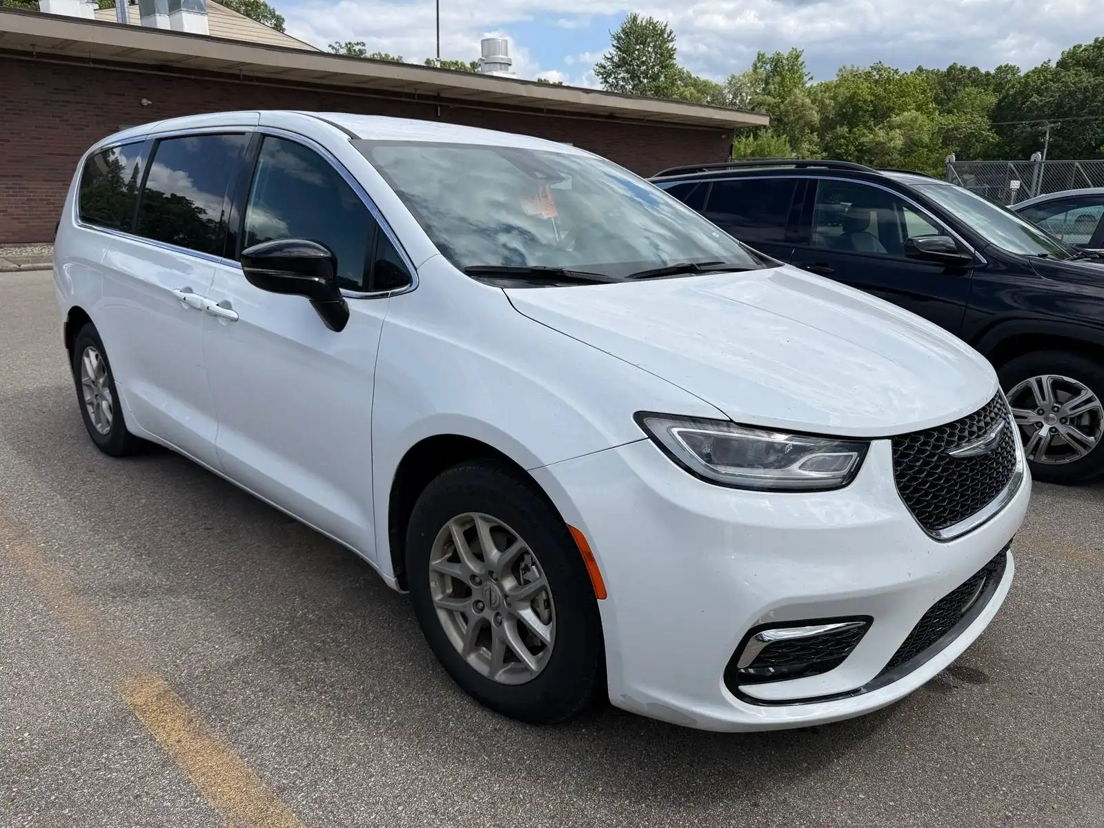 2025 Chrysler Pacifica Select's photo