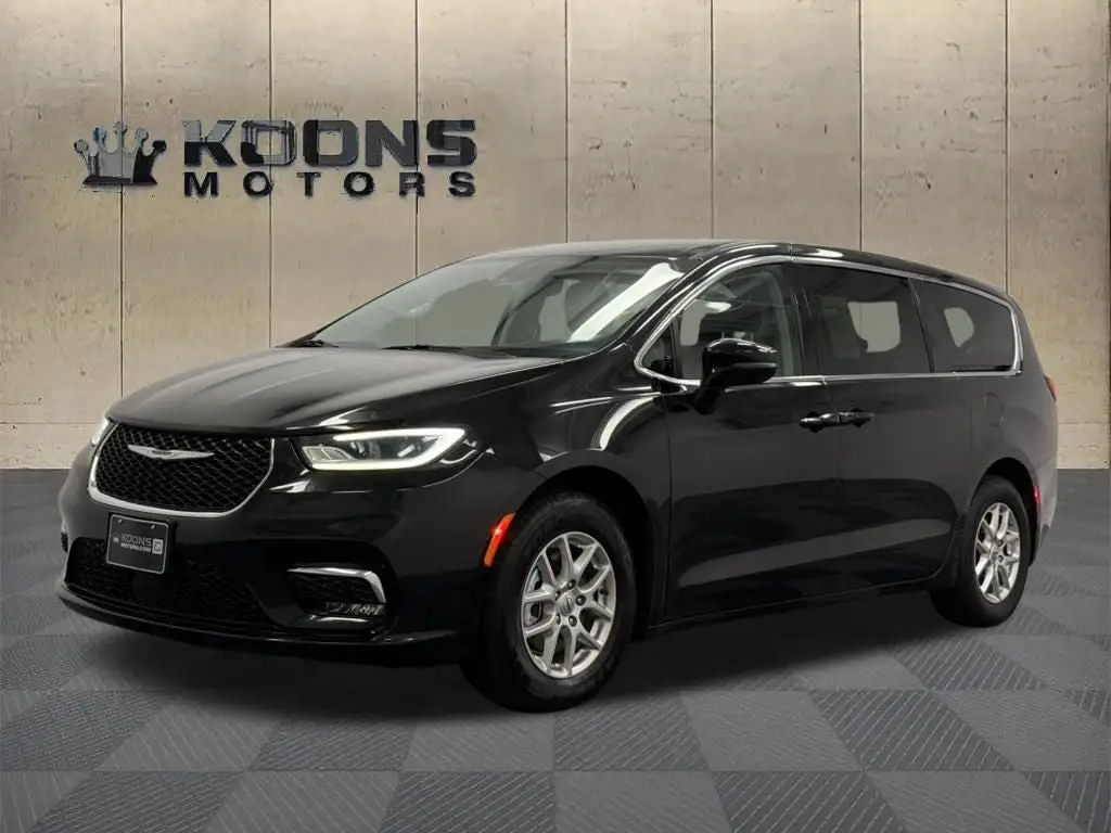 2024 Chrysler Pacifica Touring L photo 1