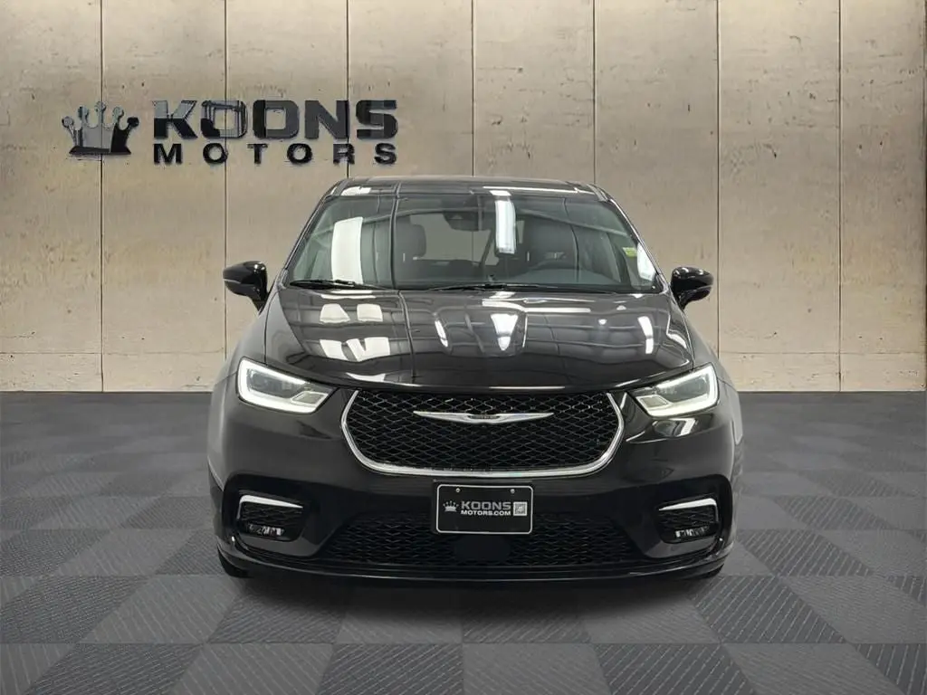 2024 Chrysler Pacifica Touring L photo 3