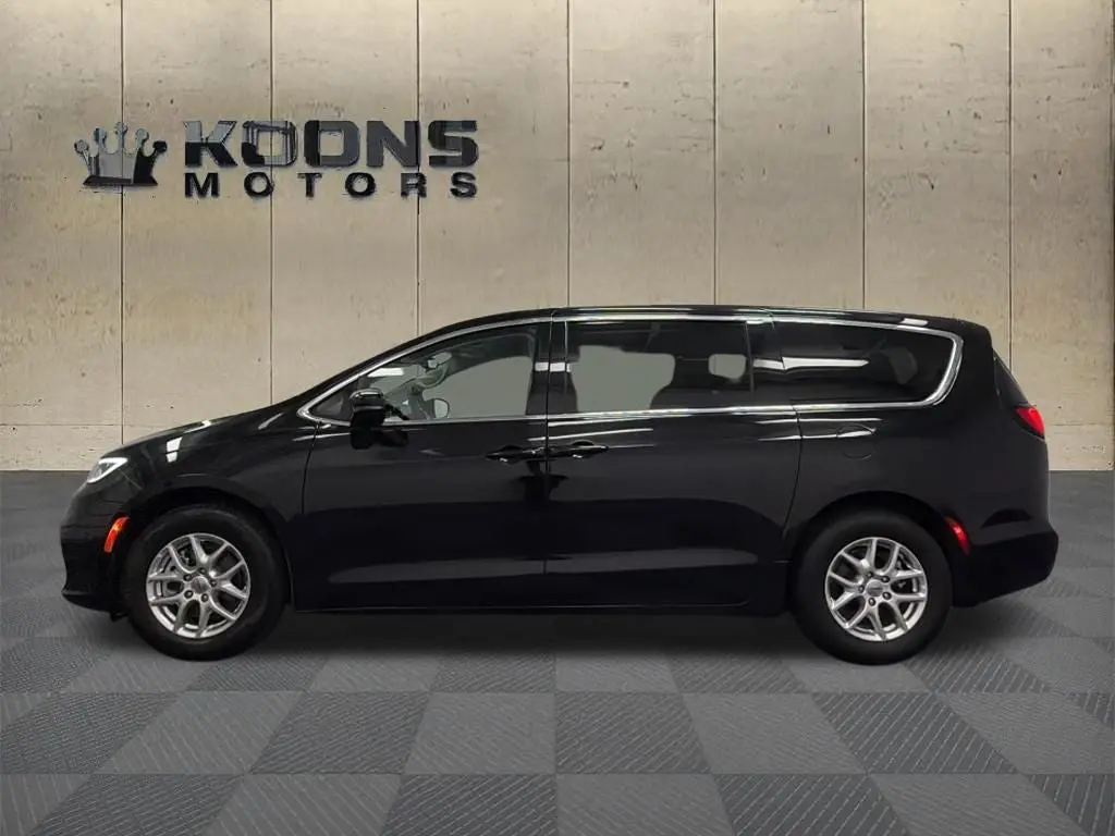 2024 Chrysler Pacifica Touring L photo 4