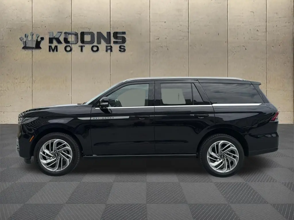 2026 Lincoln Navigator Reserve 4WD photo 4