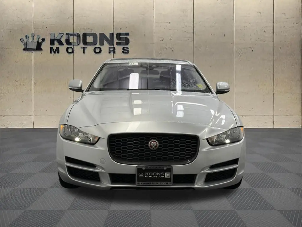 2018 Jaguar XE 25t AWD photo 3