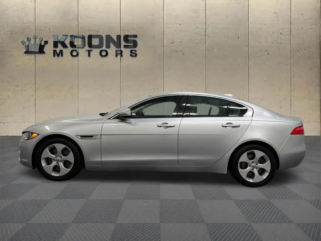 2018 Jaguar XE 25t AWD photo 4