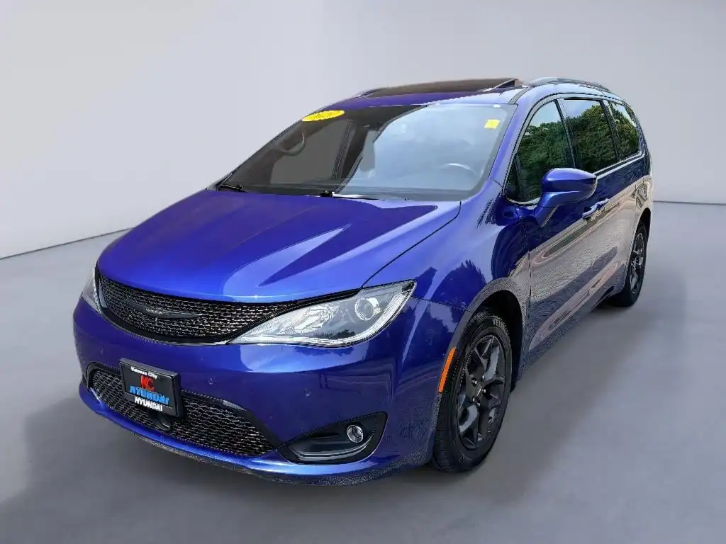 2020 Chrysler Pacifica Touring L Plus 35th Anniversary's photo