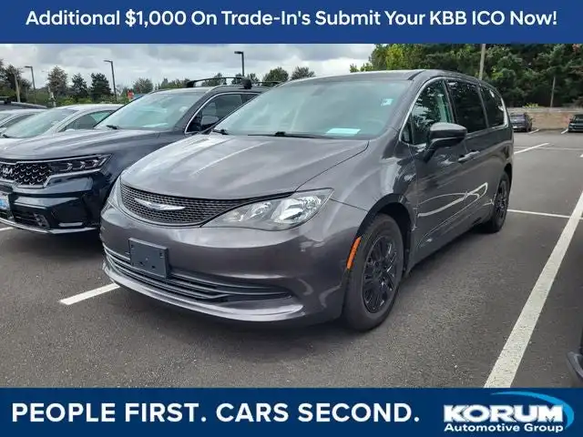 2018 Chrysler Pacifica L's photo
