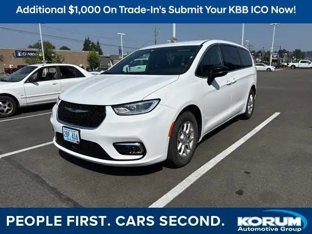 2025 Chrysler Pacifica Select's photo