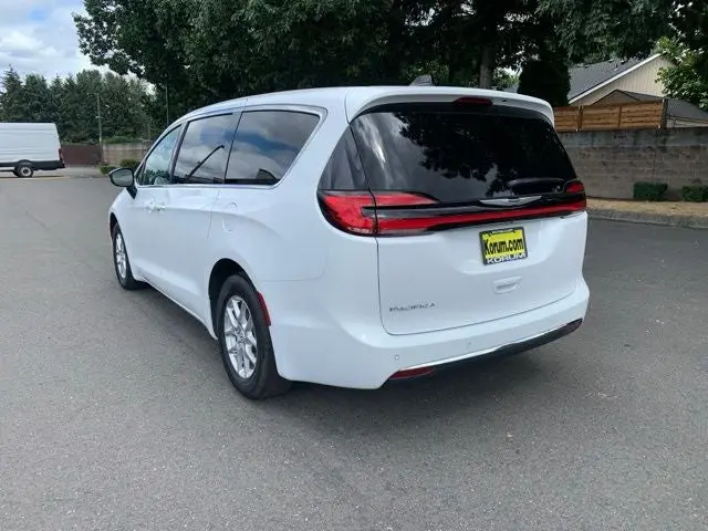 2025 Chrysler Pacifica Select photo 3