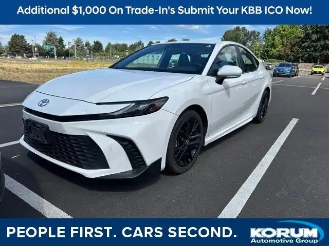 2025 Toyota Camry SE Hybrid's photo