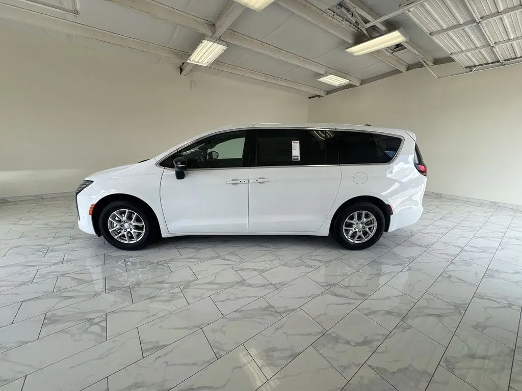 2027 Chrysler Pacifica Select photo 5