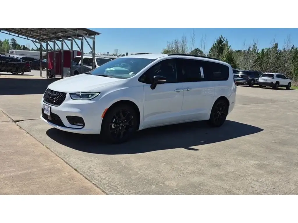 2026 Chrysler Pacifica Select photo 4