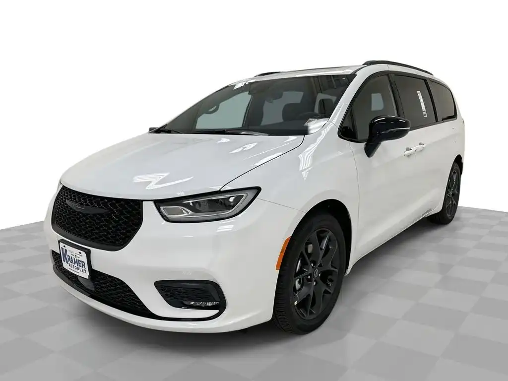 2026 Chrysler Pacifica Limited's photo