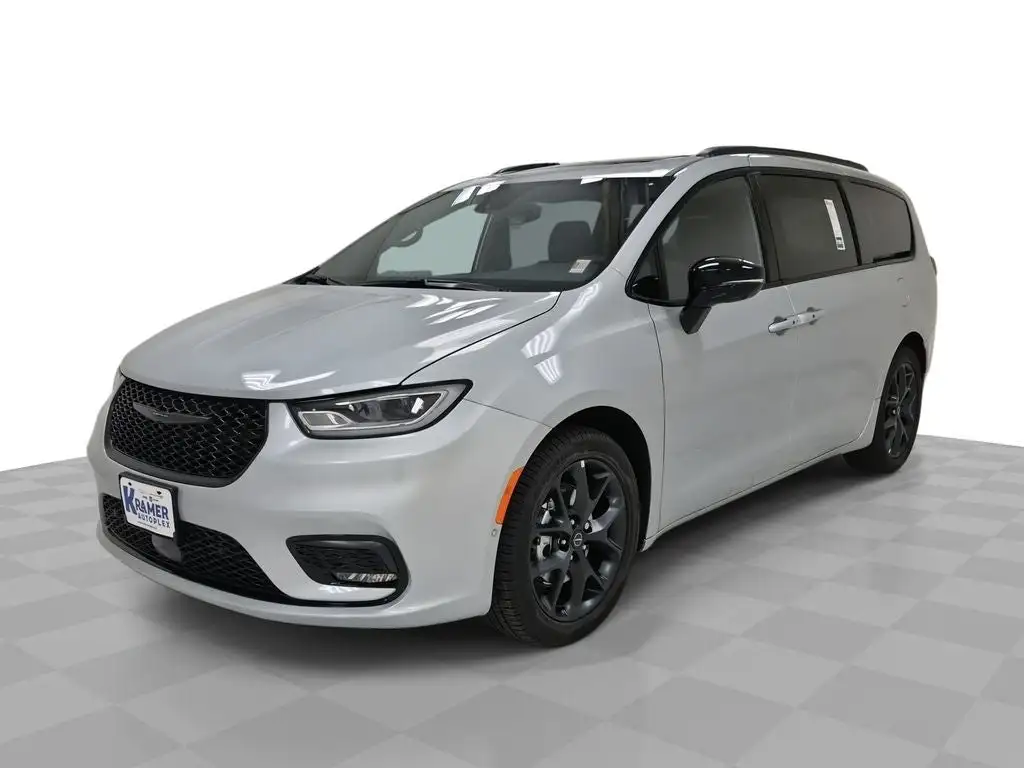 2026 Chrysler Pacifica Limited's photo