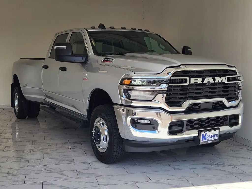 2027 RAM 3500 Tradesman 4WD Crew Cab LWB photo 3