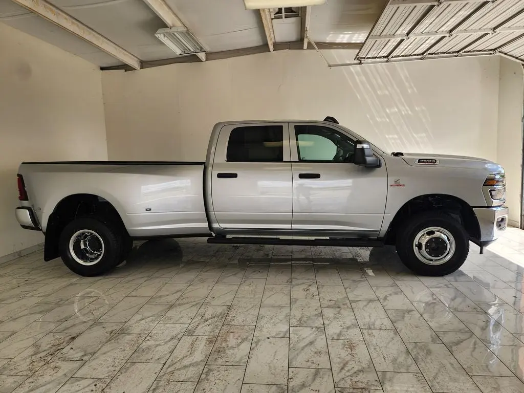 2027 RAM 3500 Tradesman 4WD Crew Cab LWB photo 4