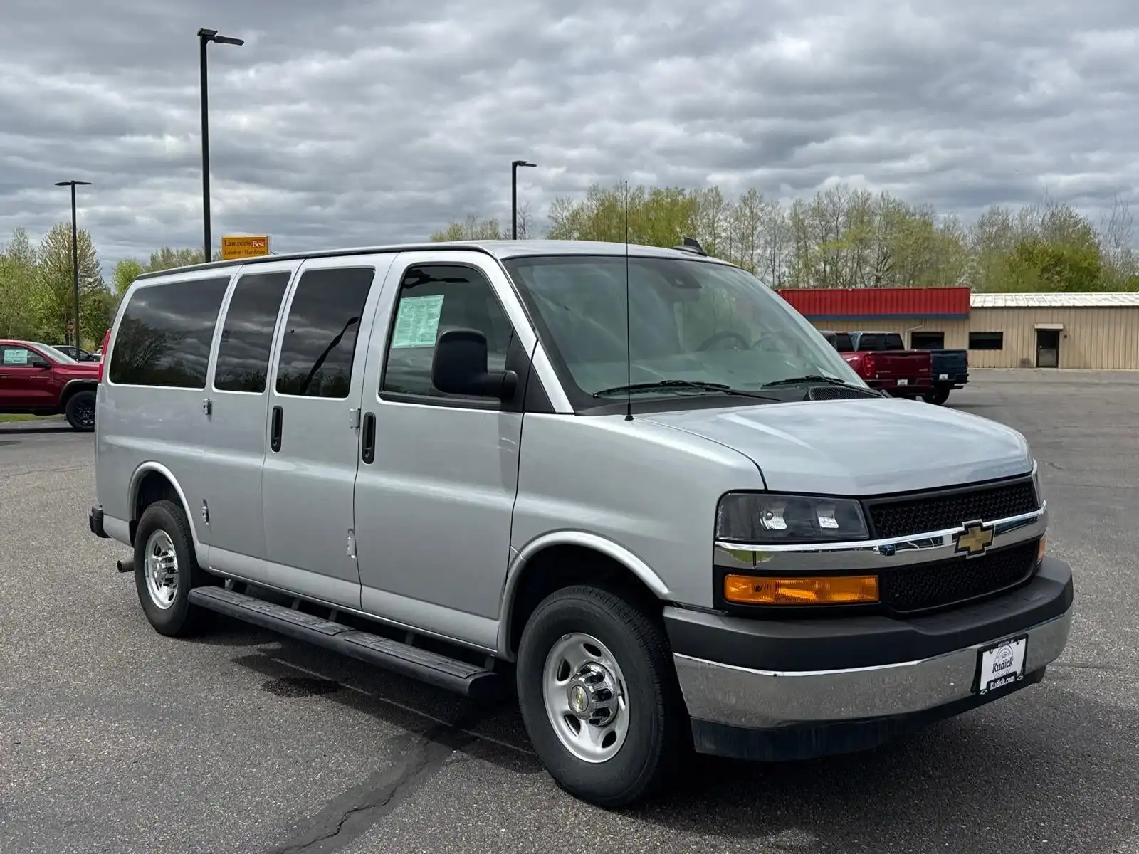 2025 Chevrolet Express 2500 LT's photo
