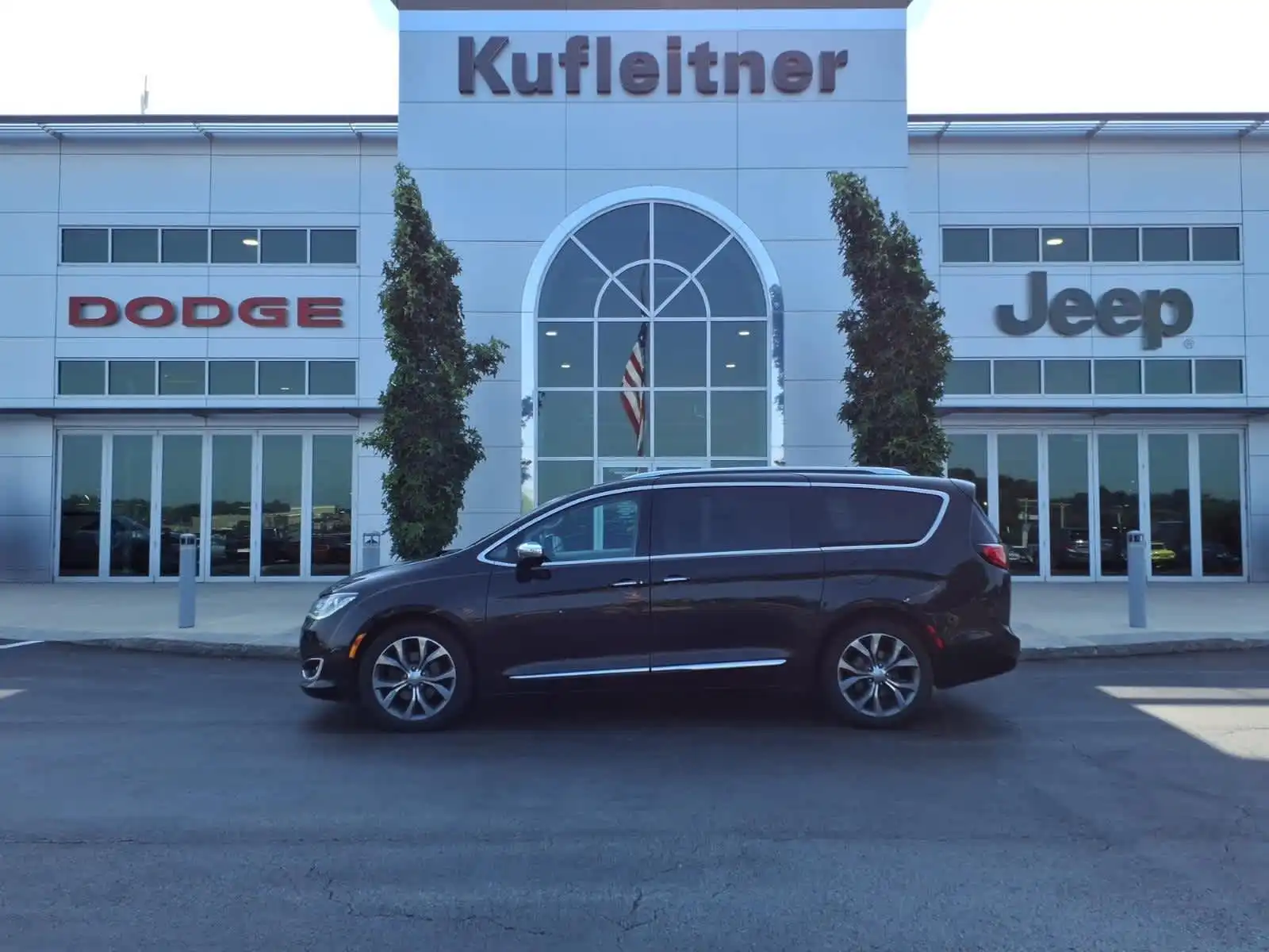 2020 Chrysler Pacifica Limited's photo