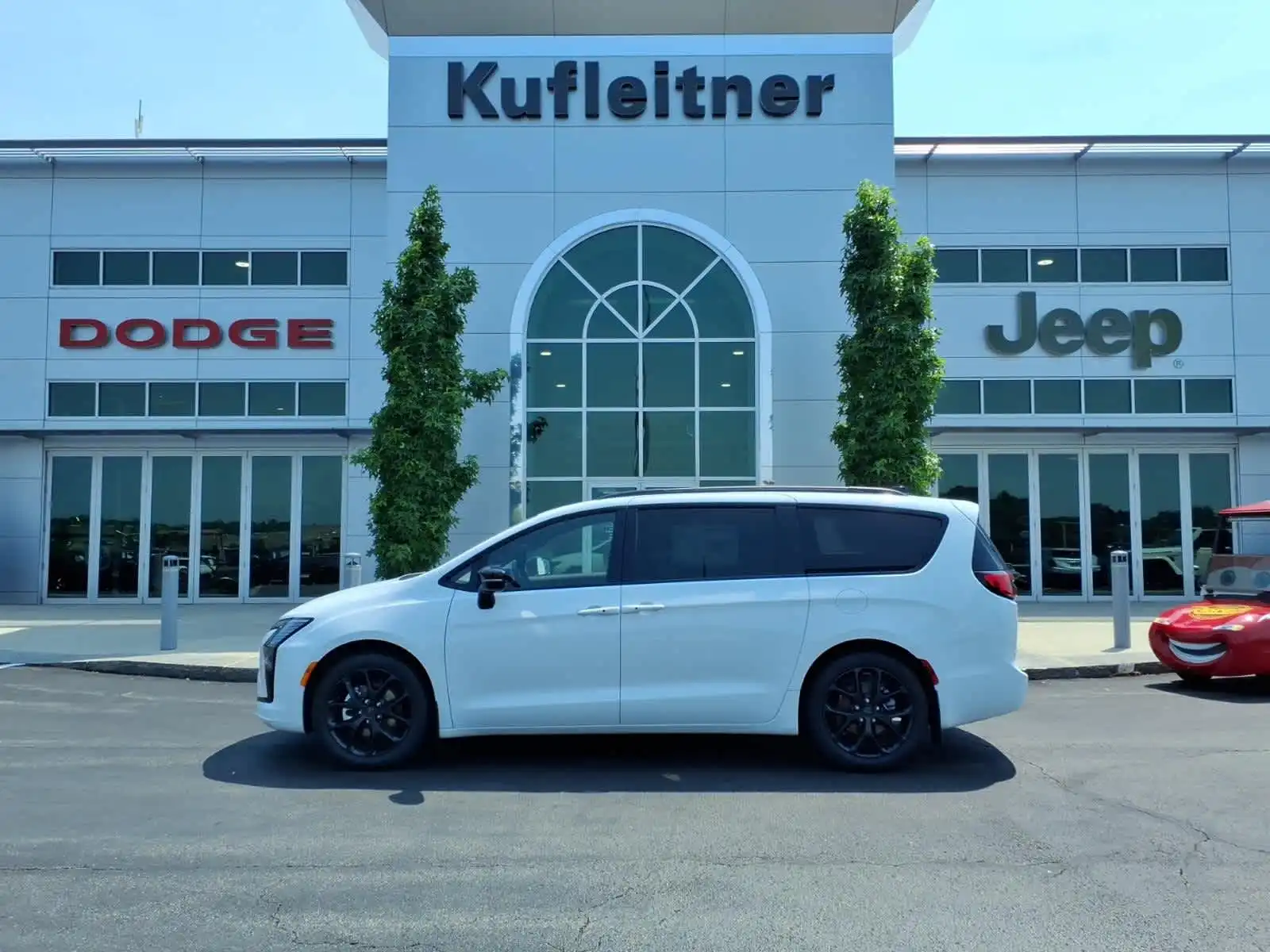 2027 Chrysler Pacifica Limited's photo