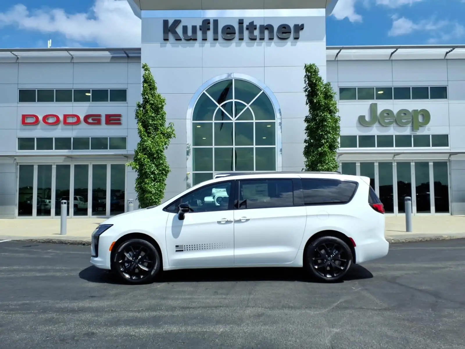 2027 Chrysler Pacifica Select AWD photo 1