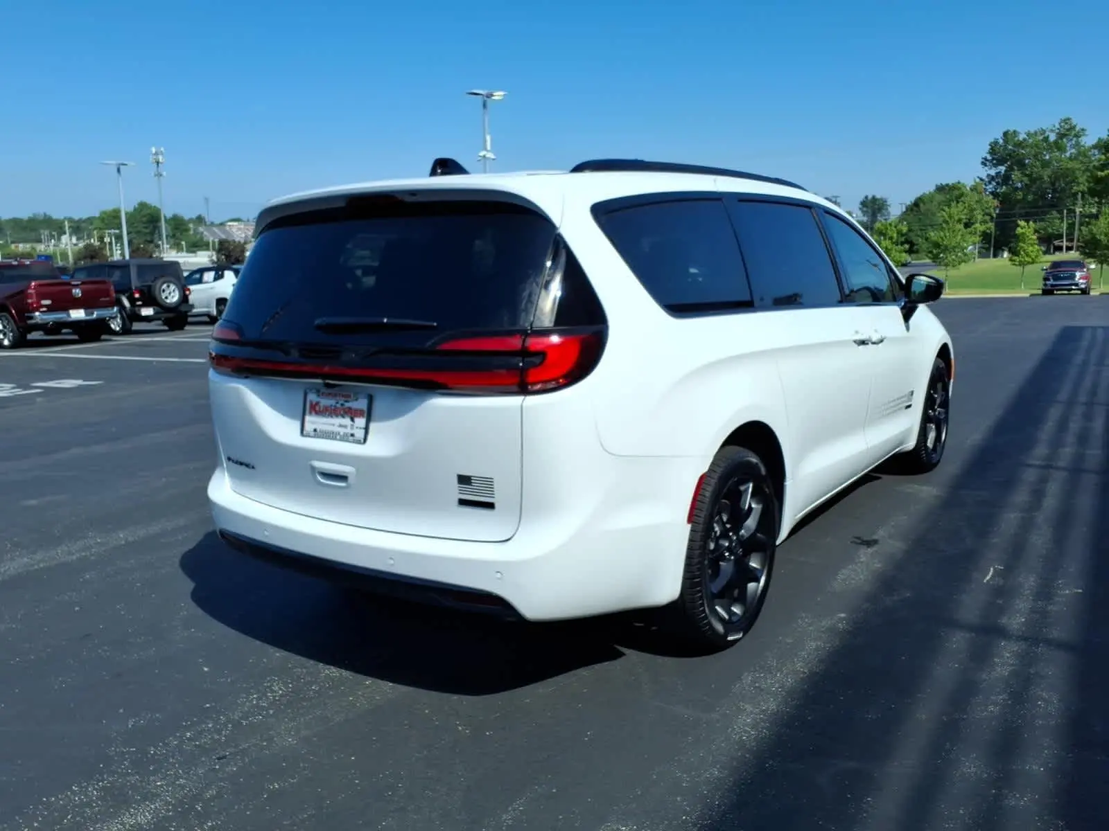 2027 Chrysler Pacifica Select AWD photo 4
