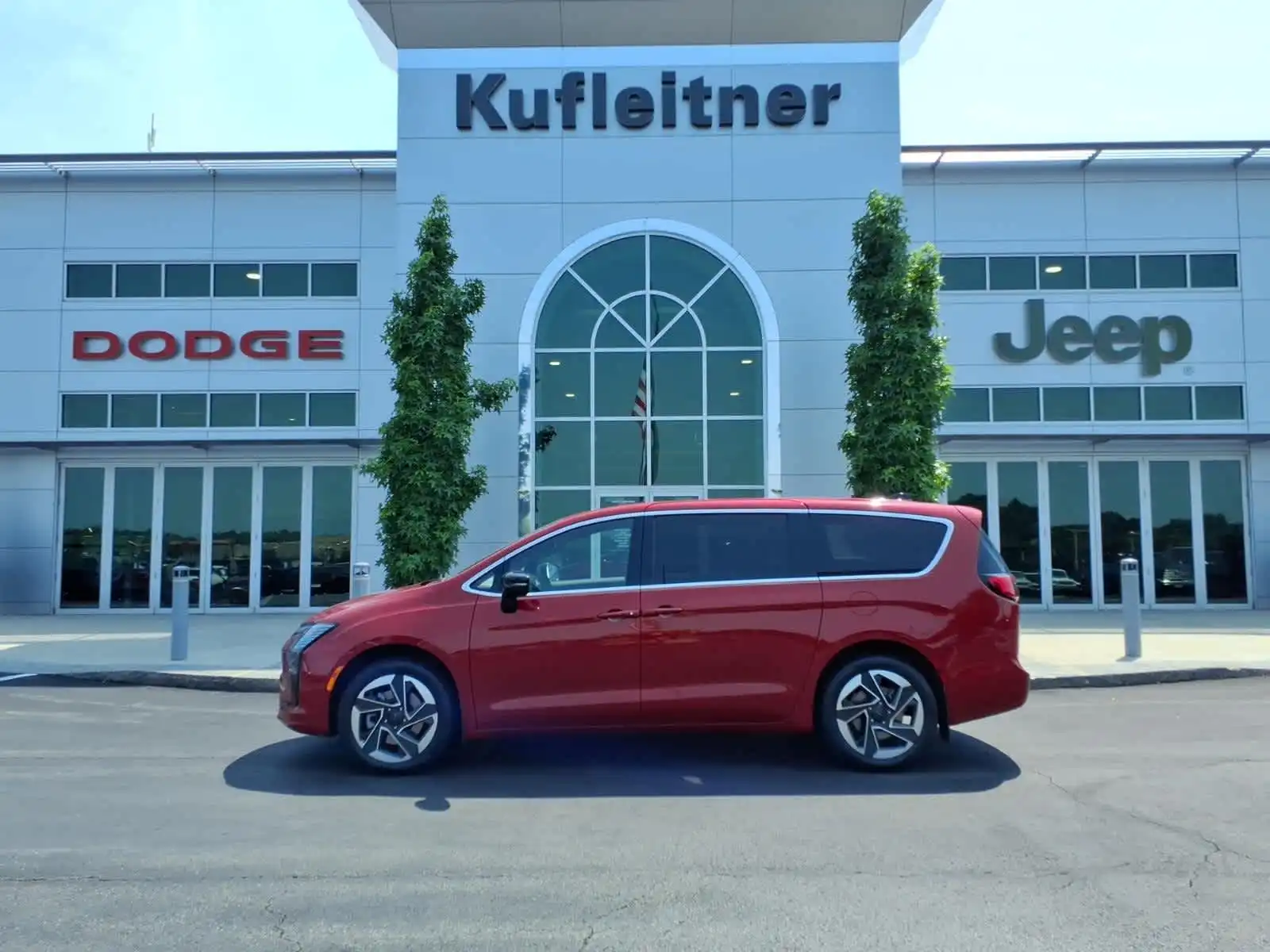 2027 Chrysler Pacifica Limited AWD's photo