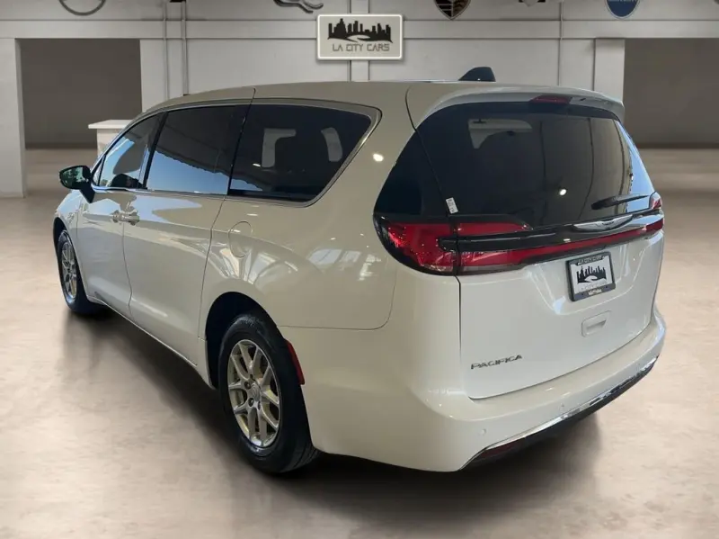 2025 Chrysler Pacifica Select photo 3