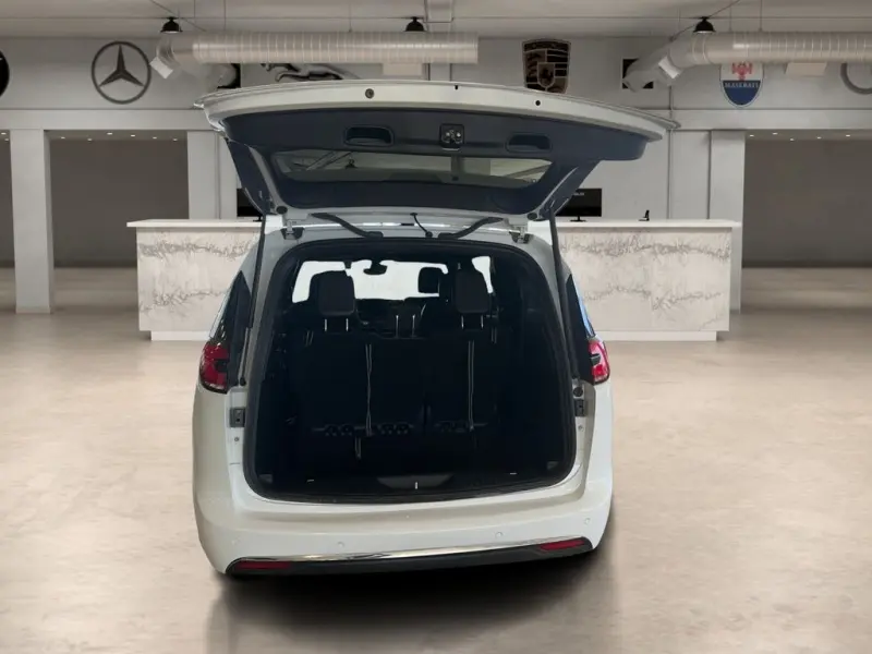 2025 Chrysler Pacifica Select photo 5
