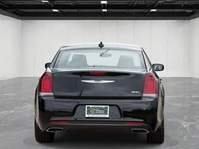 2016 Chrysler 300 S photo 4