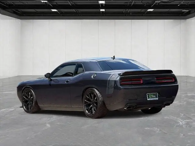 2017 Dodge Challenger R/T photo 3