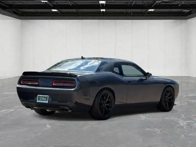2017 Dodge Challenger R/T photo 5